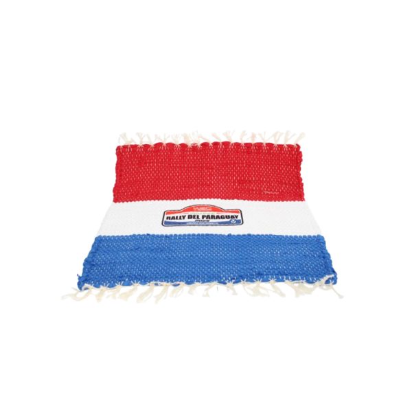 Poyví rojo blanco y azul posa tereré